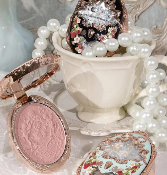 Blush Strawberry Rococo Flower Knows – Embossado com Design Vintage, Acabamento Aveludado