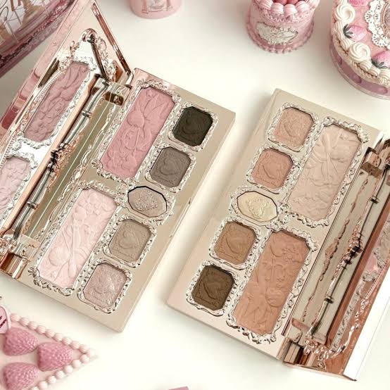 Paleta Strawberry Cupid by Flower Knows – Sombras & Blush com Acabamentos Matte e Shimmer