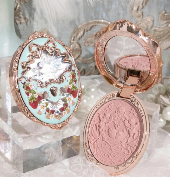 Blush Strawberry Rococo Flower Knows – Embossado com Design Vintage, Acabamento Aveludado