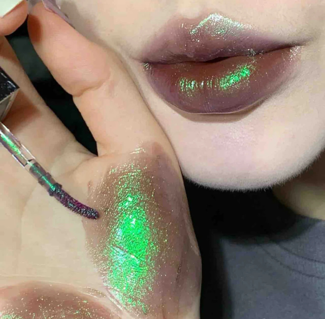 Gloss Gold Rush da Girlcult – Lip Glaze com Brilho Espelhado e Filme Protetor Não Transferível