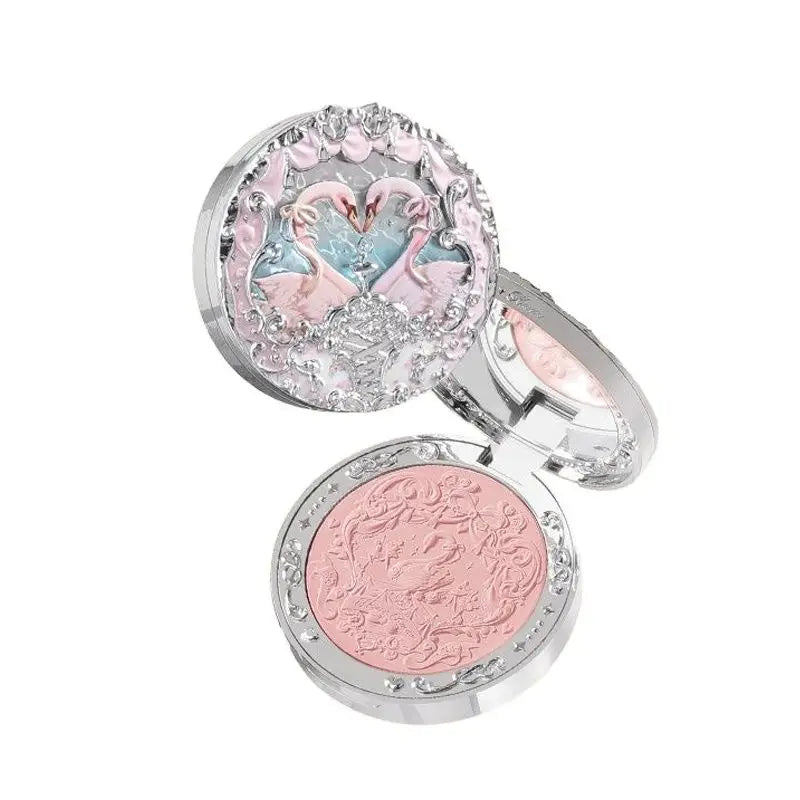 Blush Compacto Flower Knows Swan Ballet – Toque Aveludado com Embossado Artístico