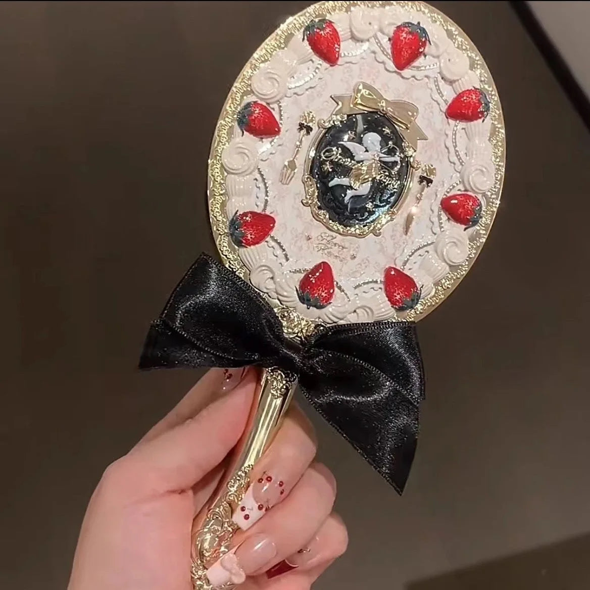 Espelho de Maquiagem Retrátil Strawberry Cupid com Estética Romantic‑Vintage da Flower Knows