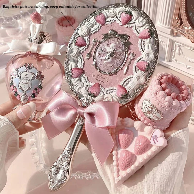 Espelho de Maquiagem Retrátil Strawberry Cupid com Estética Romantic‑Vintage da Flower Knows