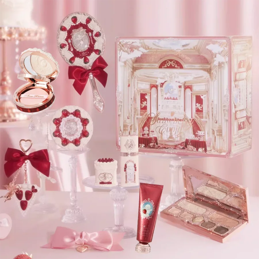 Flower Knows Strawberry Cupid Box – Kit de Maquiagem Completo com Estojo Presenteável | Paleta, Batom, Blush, Pó Compacto, Perfume e Mais | Edição Limitada
