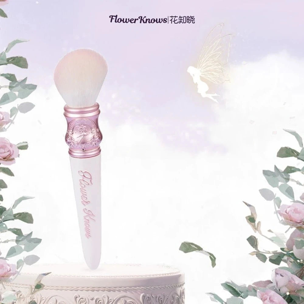 Pincel de Blush Flower Knows Midsummer Fairytales – Toque Mágico
