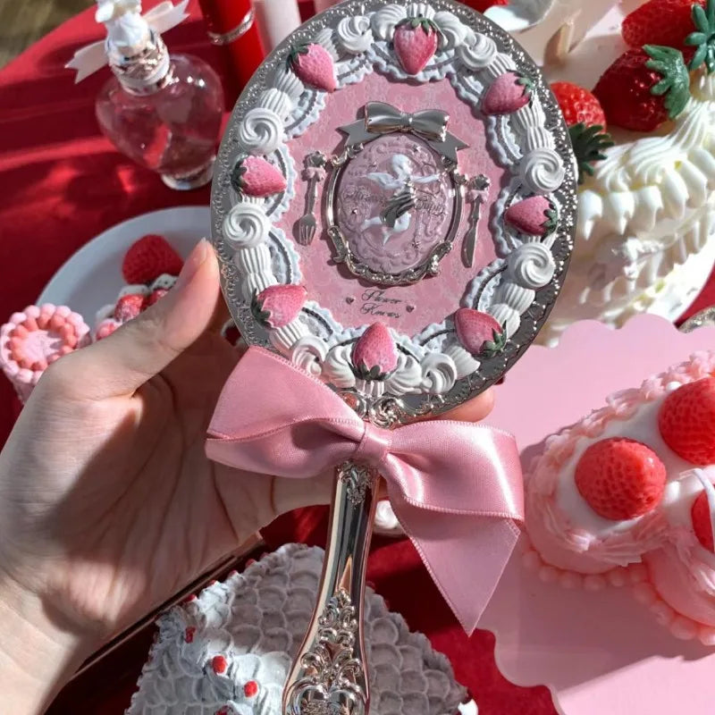 Espelho de Maquiagem Retrátil Strawberry Cupid com Estética Romantic‑Vintage da Flower Knows