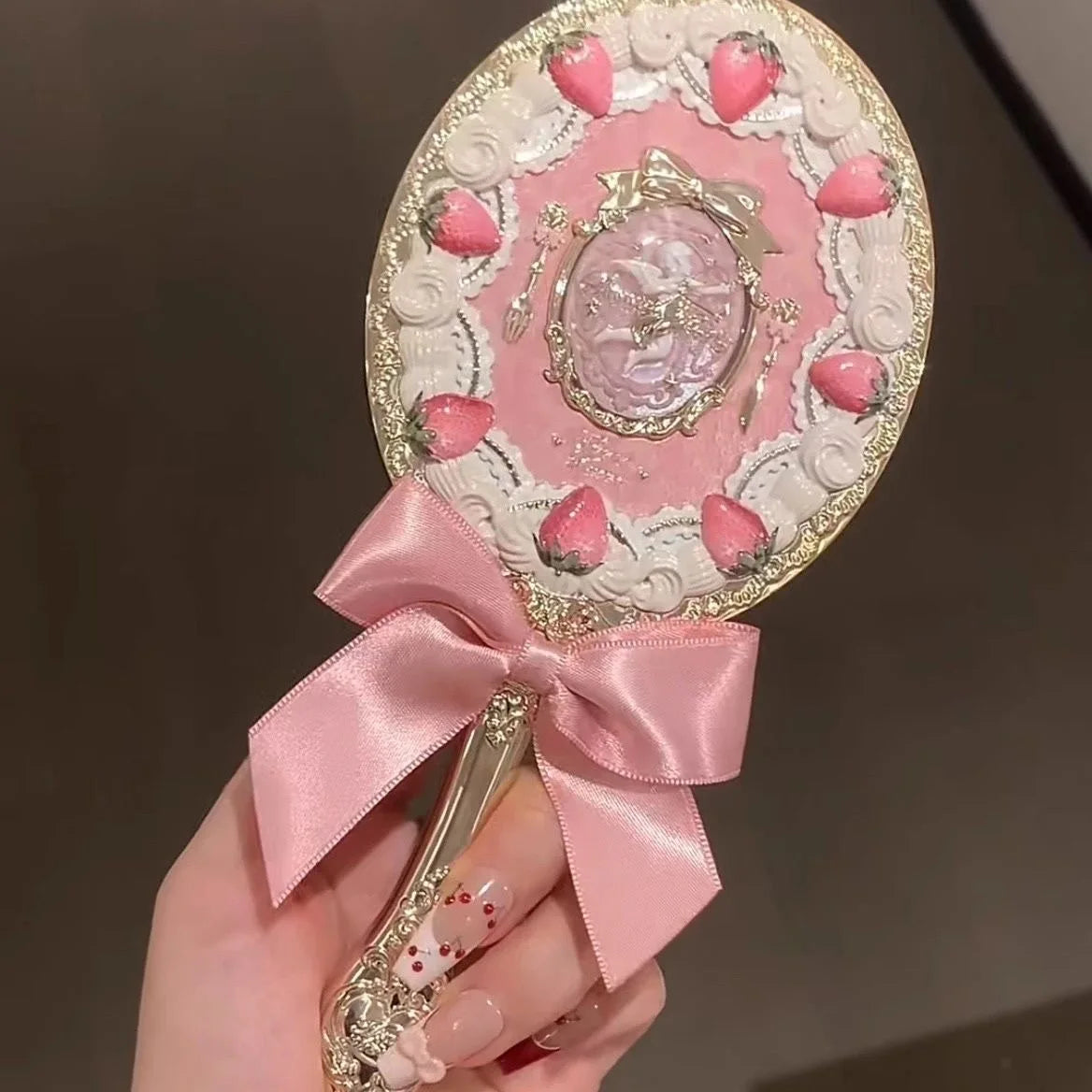 Espelho de Maquiagem Retrátil Strawberry Cupid com Estética Romantic‑Vintage da Flower Knows