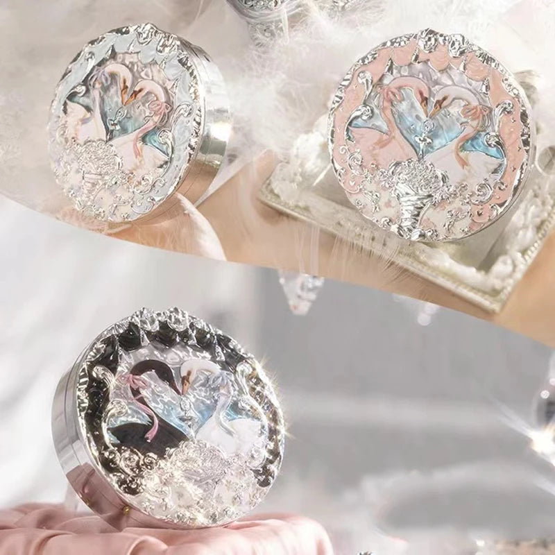 Blush Compacto Flower Knows Swan Ballet – Toque Aveludado com Embossado Artístico