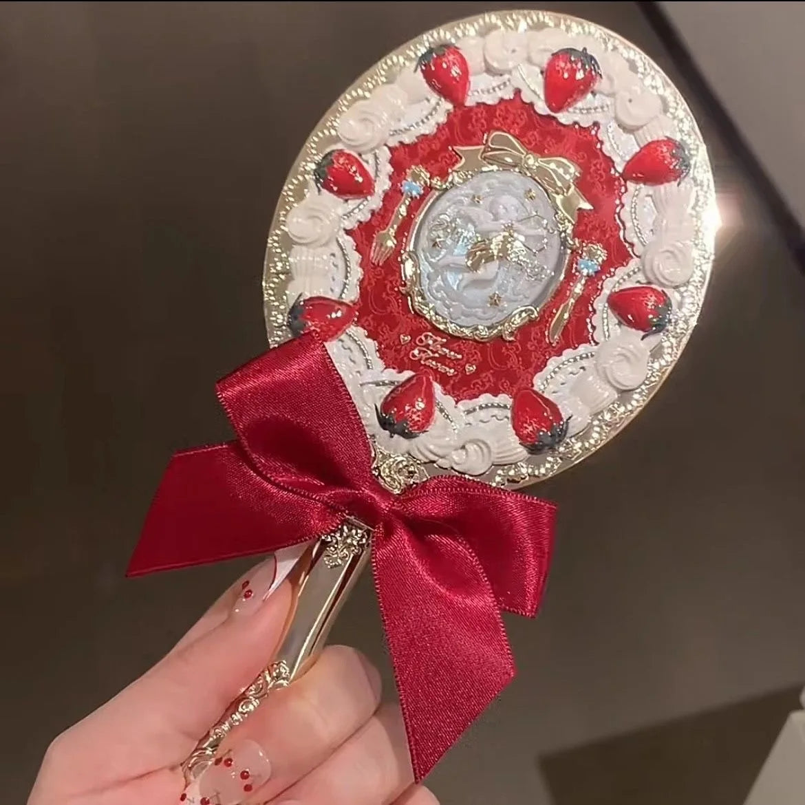 Espelho de Maquiagem Retrátil Strawberry Cupid com Estética Romantic‑Vintage da Flower Knows