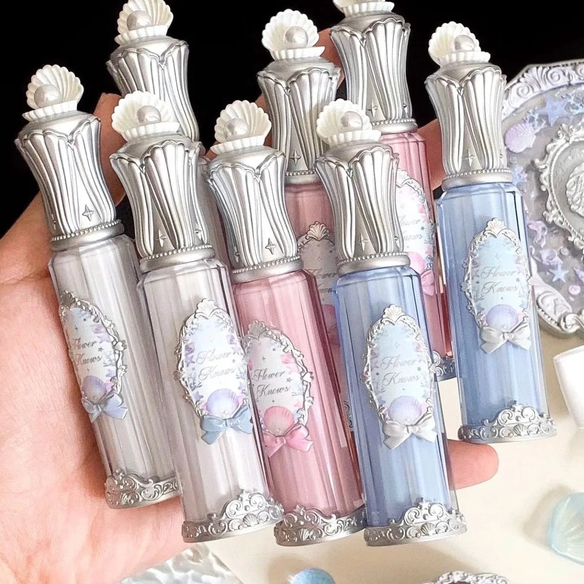 Gloss Nutritivo Flower Knows Shell’s Jewel – Brilho Multidimensional e Tratamento Lip Glaze