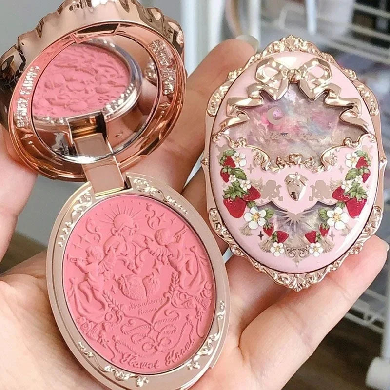 Blush Strawberry Rococo Flower Knows – Embossado com Design Vintage, Acabamento Aveludado